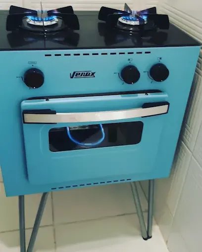 Fogão Venax azul de 2 bocas com forno aceso após conversão e regulagem de chama
